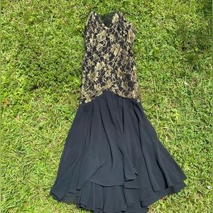 Gold and Black vintage dress 🍯
Size- medium/ large